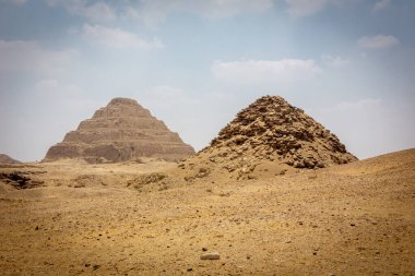 Djoser 'in basamak piramidi ve Userkaf Piramidi ile birlikte Saqqara mezarlığı manzarası, çöl manzarası, Mısır.