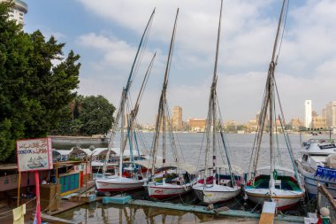 Kahire, Mısır, 25.07.21. Ali Baba limanı Kahire, Nil 'de. Geleneksel feluccas tur botları ve arka planda Giza şehir manzarası var..