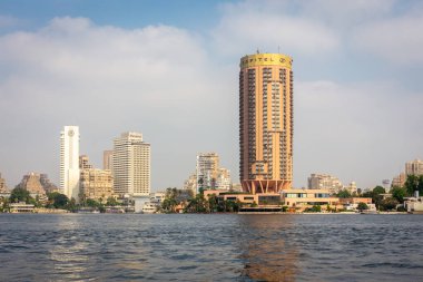 Giza, Mısır, 25.07.21. Sofitel ve Sheraton otel kuleleri ve Nil kıyı şeridi boyunca yerleşim binaları olan Giza şehri kıyı manzarası.