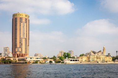 Kahire, Mısır, 25.07.21. Gezira Adası, Nil nehri üzerinde, rıhtım manzarası Devrimci Komuta Müzesi ve Sofitel Otel Kulesi ile.