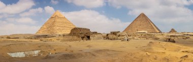 Büyük Giza Piramidi (Cheops Piramidi), Menkaure Piramidi, Kraliçe I. Khentkawes Mezarı (Khentkaus Piramidi) ve diğer kazı alanları ile Giza Platosu Panoraması, Mısır.