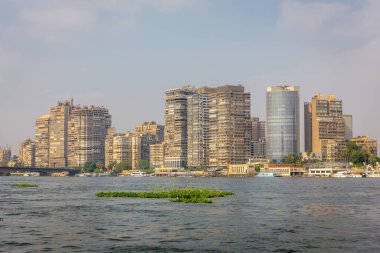 Giza şehri kıyı şeridi boyunca bakımsız konut binaları ve apartman blokları olan kıyı şeridi boyunca tekne rıhtımı, Kahire, Mısır.