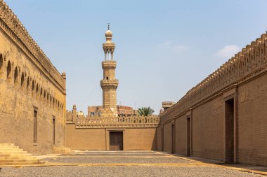 Mısır 'ın Kahire kentindeki İbn-i Tulun camii, Mamluk tarzı minare kuleli dış encoluse (ziyada) manzarası ve spiral merdiven manzarası..