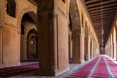 Mısır 'ın Kahire kentindeki İbn-i Tulun camii, iç avlunun etrafını saran sütun ve çarşaf oyulmuş çarşaf, Arap fenerleri ve kırmızı halılarla süslenmiş koridorlar..