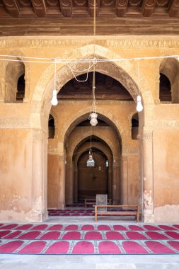 Mısır 'ın Kahire kentindeki İbn Tulun Camii' nde oyulmuş alçı süslemeleri ve asılı Arap lambalarıyla sıralanmış kemerler, koridorlarda kırmızı halılı kemer tünelleri..