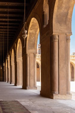 Mısır 'ın Kahire kentindeki İbn-i Tulun camii, avlu manzarası, sıralı sütunlar ve oyulmuş sıva ile süslenmiş kemerler..
