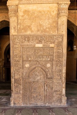 Kahire, Mısır, 26.07.21. Fatimid wazir Al-Afdal 'ın Mısır' ın Kahire şehrinde İbn-i Tulun 'daki bir rıhtımdaki mihrab' ı, Arapça yazıtlar ve sanat eserleriyle oyulmuş taş..