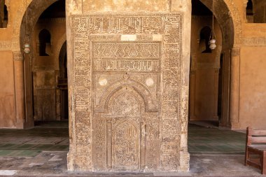 Kahire, Mısır, 26.07.21. Fatimid wazir Al-Afdal 'ın Mısır' ın Kahire şehrinde İbn-i Tulun 'daki bir rıhtımdaki mihrab' ı, Arapça yazıtlar ve sanat eserleriyle oyulmuş taş..