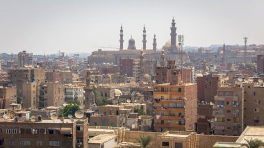 Yıkılmış ve bakımsız konut binaları ve arka planda minareler bulunan El-Azhar Camii ile Kahire şehri, İbn-i Tulun Camii, Mısır manzarası.
