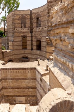 Kahire, Mısır, 26.07.2021. Babil Kalesi kulesi Nil Deltası 'nın doğu kıyısındaki Antik Roma kalesi Coptic Kahire' de duruyor..