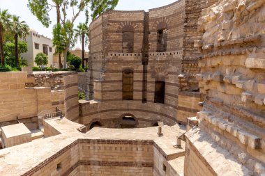Kahire, Mısır, 26.07.2021. Babil Kalesi kulesi Nil Deltası 'nın doğu kıyısındaki Antik Roma kalesi Coptic Kahire' de duruyor..