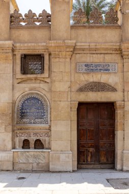 Kahire, Mısır, 26.07.2021. Babil Kalesi 'nin dış cephesi ve Mısır' ın Coptic Kahire şehrindeki Arap ve Coptic yazıtları ve ahşap kapılarıyla birlikte asılan kilise..