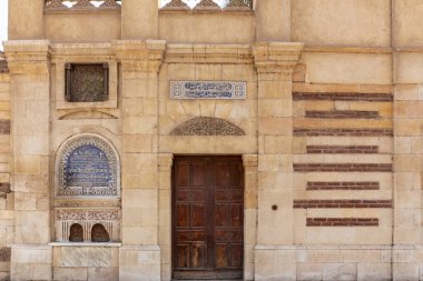 Kahire, Mısır, 26.07.2021. Babil Kalesi 'nin dış cephesi ve Mısır' ın Coptic Kahire şehrindeki Arap ve Coptic yazıtları ve ahşap kapılarıyla birlikte asılan kilise..