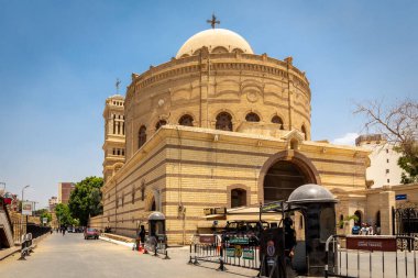 Kahire, Mısır, 26.07.21. Kahire, Mısır 'daki Aziz George Kilisesi, Coptic Kahire' deki Babil Kalesi 'ndeki Rum Ortodoks Kilisesi, polis kontrol noktalarıyla sokaktan dış görünüş.