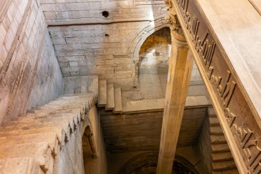 Kahire, Mısır, 26.07.21. Mısır, Kahire 'deki Roda Adası' nda Nilometre ölçüm şaftı, merdiven ve oyulmuş Arapça süslemeler ve yazıtlarla iç görünüm.