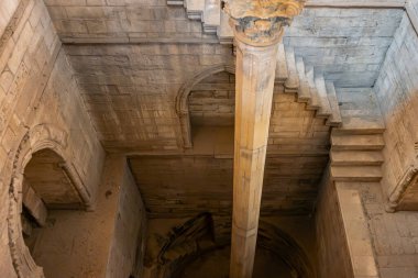 Kahire, Mısır, 26.07.21. Mısır, Kahire 'deki Roda Adası' nda Nilometre ölçüm şaftı, merdiven ve oyulmuş Arapça süslemeler ve yazıtlarla iç görünüm.