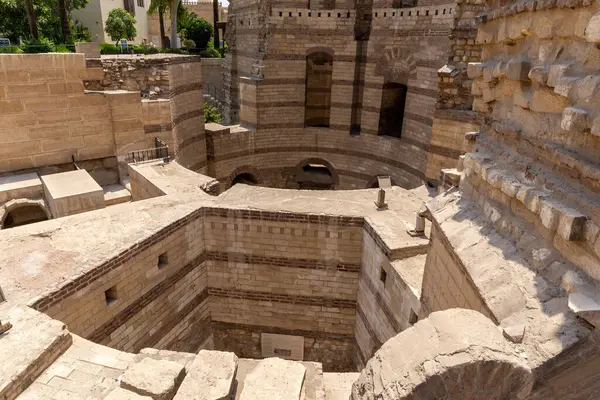 Kahire, Mısır, 26.07.2021. Babil Kalesi kulesi Nil Deltası 'nın doğu kıyısındaki Antik Roma kalesi Coptic Kahire' de duruyor..