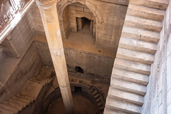 Kahire, Mısır, 26.07.21. Mısır, Kahire 'deki Roda Adası' nda Nilometre ölçüm şaftı, merdiven ve oyulmuş Arapça süslemeler ve yazıtlarla iç görünüm.