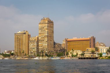 Giza, Mısır, 25.07.21. Giza şehri kıyı şeridi. İhmal edilmiş konut binaları ve Nil kıyı şeridi boyunca apartman blokları, Nasser 'in evi, kıyı boyunca tekne rıhtımı, Kahire, Mısır..