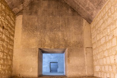 Saqqara, Mısır, 25.07.21. Teti Piramidi mezar odasının içinde duvarlarla kaplı hiyeroglif yazıtlar ve tavana oyulmuş gökyüzü yıldızlarıyla birlikte..