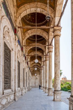 Kahire, Mısır, 26.07.21. Muhammed Ali Camii 'nde (Alabaster Camii) mermer duvarları, Arap sütunları, fener ve sütunları olan bahçe kapısı, simetrik görüş.