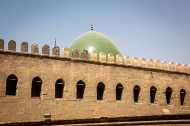 Mısır 'ın Kahire Kalesi' ndeki Kahire Hz. Nasır Hz. Muhammed Camii 'nde yeşil kiremitli kubbe ve kemer camlı savunma duvarları vardır..