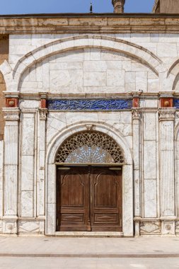 Kahire, Mısır, 26.07.21. Muhammed Ali Camii 'nin (Alabaster Camii) dış cephesi, İslami süsleri ve açık pencereleri ile zenginleştirilmiş giriş kapısı ve cephesi..