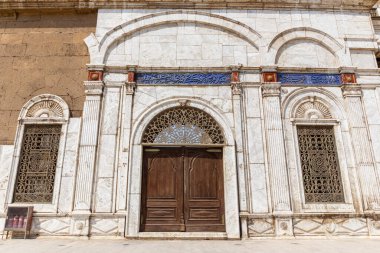 Kahire, Mısır, 26.07.21. Muhammed Ali Camii 'nin (Alabaster Camii) dış cephesi, İslami süsleri ve açık pencereleri ile zenginleştirilmiş giriş kapısı ve cephesi..
