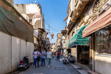 Kahire, Mısır, 26.07.21. Kahire, Mısır 'daki Han el Halili çarşısı, mücevher dükkanları, kafeler ve sokakta yürüyen insanlar, yukarıda asılı duran elektrik kabloları ve fenerler..