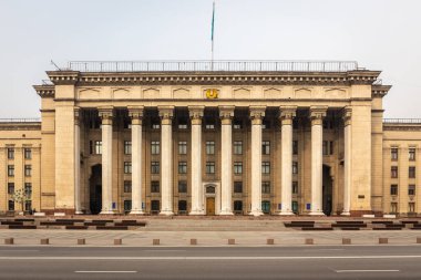Kazakistan 'ın Astana Meydanı' ndaki KBTU (Kazak-İngiliz Teknik Üniversitesi) Binası (eski Hükümet Binası), altın amblem ve sütunlara sahip Sovyet Anıtı mimari tarzı bina.