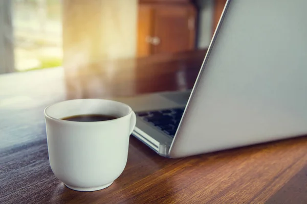 Selective Focus Cup Coffee Laptop Dark Wooden Sunshine Background — Stockfoto