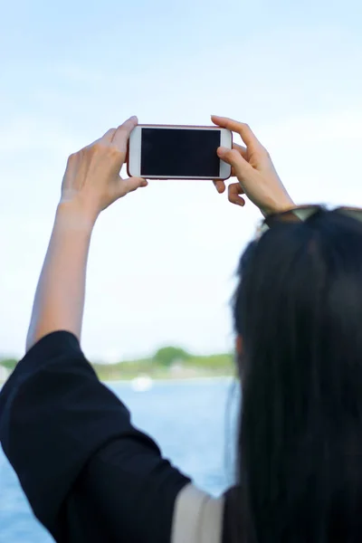 Woman Using Smart Phone Take Photo Top River Natural — Fotografia de Stock