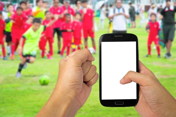 Mies Käyttää Mobiili Motion Blur Kids Pelaa Jalkapalloa Jalkapallo Ottelu — kuvapankkivalokuva