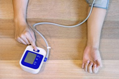 Adam sağlığı için kalp beat monitör ve kan basıncı ile ilgileniyor.