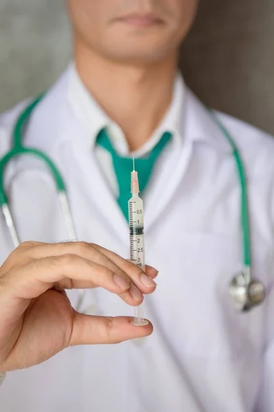 Close Doctor Green Stethoscope Holding Syringe Injection — Stok fotoğraf