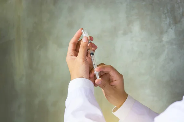 Doktor Şırıngayla Virüs Aşısı Yapmaya Hazırlanıyor — Stok fotoğraf