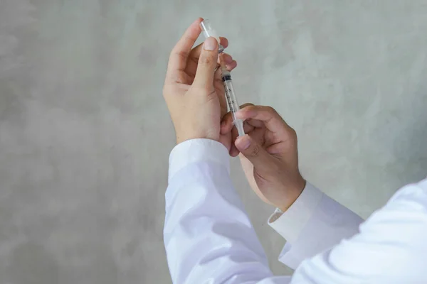 Doctor Prepares Administer Virus Vaccine Syringe — Stock Photo, Image