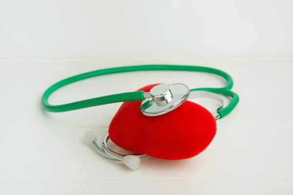 Stetoscopio Verde Cuore Rosso Isolato Sfondo Bianco Legno — Foto Stock