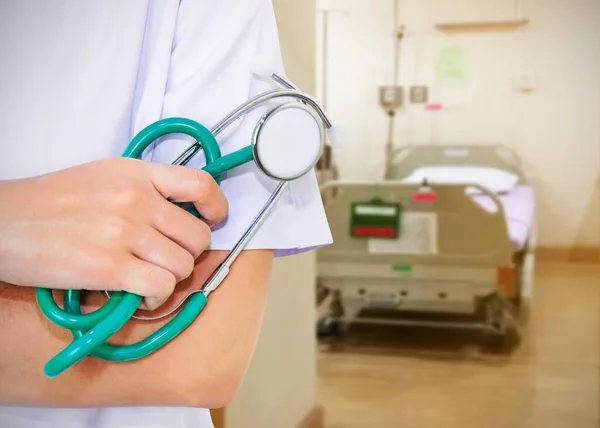 Steteskop elinde hastane geçmişi olan bir doktorun yakın plan portresi..