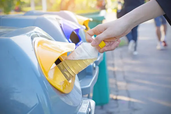 Boş plastik şişeyi çöpe atma el kadar kapatın
