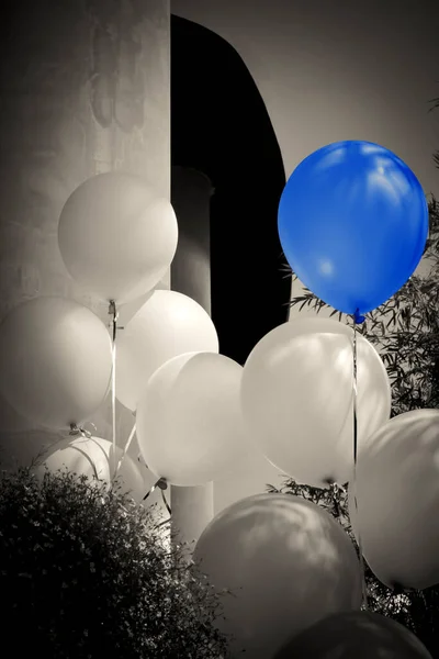 Grayscale Low Key Image White One Blue Ballon — Stockfoto