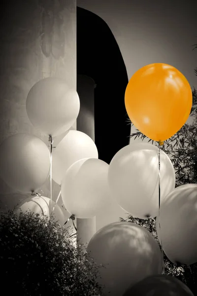 Grayscale Low Key Image White One Orange Ballon — Stockfoto