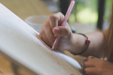 El fırçasını tut ve soyut bir resim çiz. Pencereyi doğal arkaplan ile kapat..