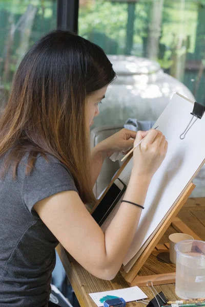Beautiful Woman Embodying Her Ideas Paper Help Paintbrush Watercolors Interior — 스톡 사진