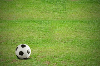 yeşil çim sahada futbol ya da futbol topu .