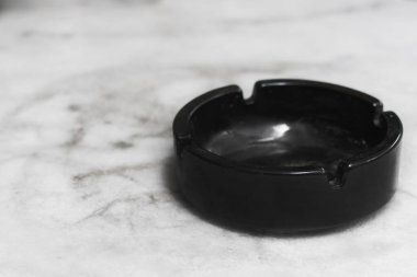 Sigara siyah cam kül tablası.