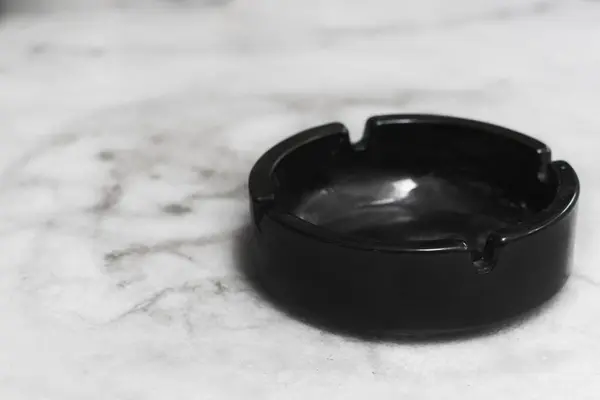 Sigara siyah cam kül tablası.