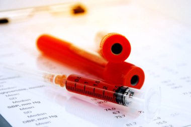 Hematoloji kan analizi raporu lavanta rengi kan örnekleme tüpleri ve gün ışığı arka planı..