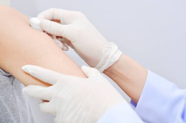 Doktor hastayı aşıladı.