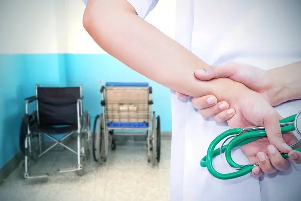 Läkare Sjukhusinteriör Med Vit Uniform Och Grönt Stetoskop Och Händer — Stockfoto